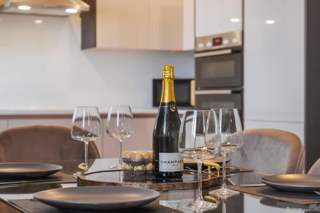 Apartamento Luxury Penthouse - Castle Views - 2 Bed & Parking Windsor Exterior foto